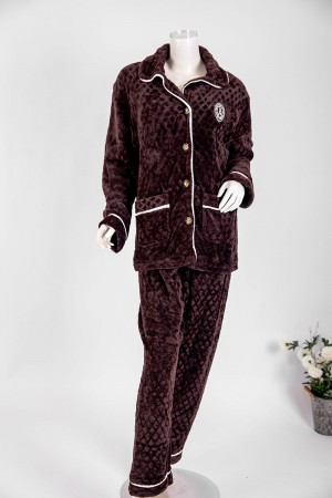 بجامة نسائية شتوية قطعتين لون بني غامق بلوزة بجيوب و أزرار من الأمام بياقة مطوية و أكمام طويلة مع بنطلون طويل 