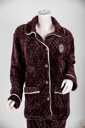 بجامة نسائية شتوية قطعتين لون بني غامق بلوزة بجيوب و أزرار من الأمام بياقة مطوية و أكمام طويلة مع بنطلون طويل 