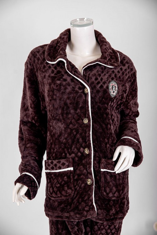 بجامة نسائية شتوية قطعتين لون بني غامق بلوزة بجيوب و أزرار من الأمام بياقة مطوية و أكمام طويلة مع بنطلون طويل