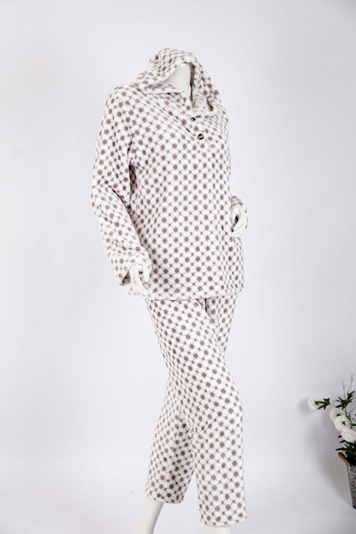 بجامة نسائية شتوية قطعتين لون أبيض منقط بالبني بلوزة بياقة بقبعة متصلة و أزرار و أكمام طويلة مع بنطلون طويل