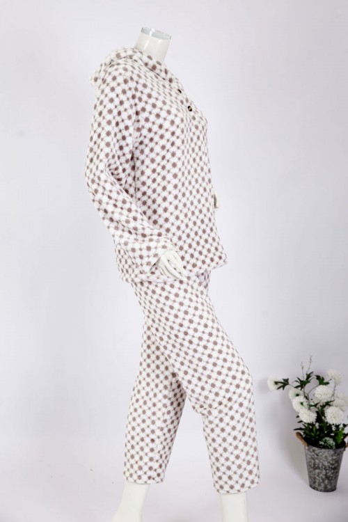 بجامة نسائية شتوية قطعتين لون أبيض منقط بالبني بلوزة بياقة بقبعة متصلة و أزرار و أكمام طويلة مع بنطلون طويل