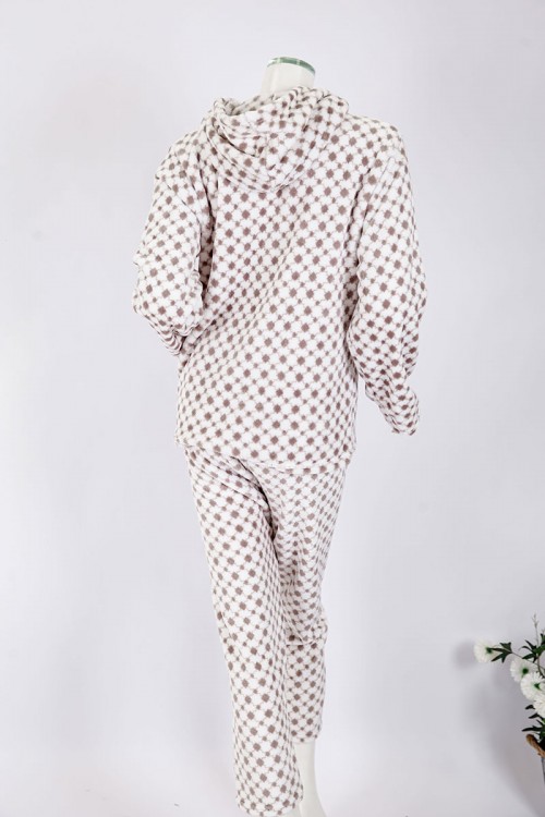 بجامة نسائية شتوية قطعتين لون أبيض منقط بالبني بلوزة بياقة بقبعة متصلة و أزرار و أكمام طويلة مع بنطلون طويل