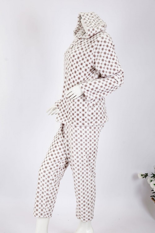 بجامة نسائية شتوية قطعتين لون أبيض منقط بالبني بلوزة بياقة بقبعة متصلة و أزرار و أكمام طويلة مع بنطلون طويل