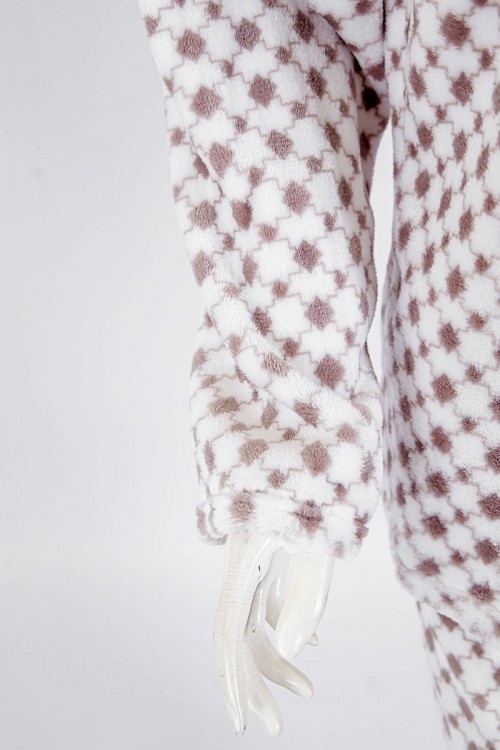 بجامة نسائية شتوية قطعتين لون أبيض منقط بالبني بلوزة بياقة بقبعة متصلة و أزرار و أكمام طويلة مع بنطلون طويل