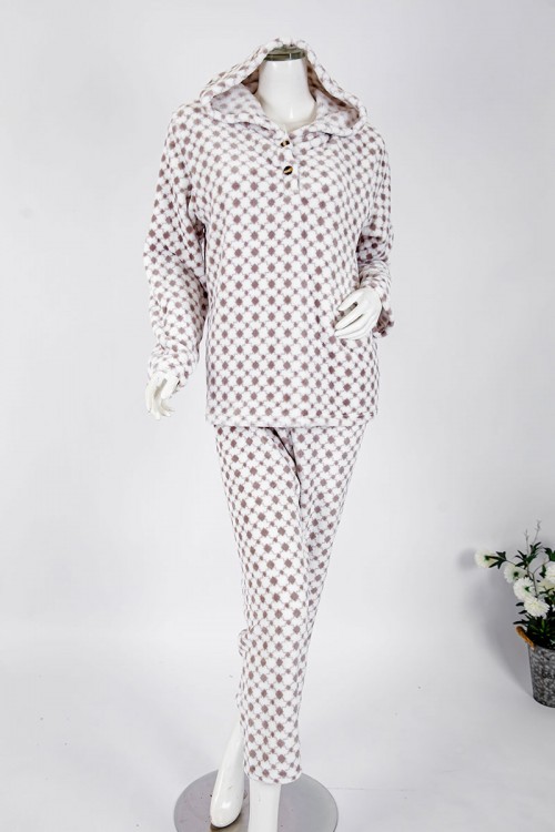 بجامة نسائية شتوية قطعتين لون أبيض منقط بالبني بلوزة بياقة بقبعة متصلة و أزرار و أكمام طويلة مع بنطلون طويل