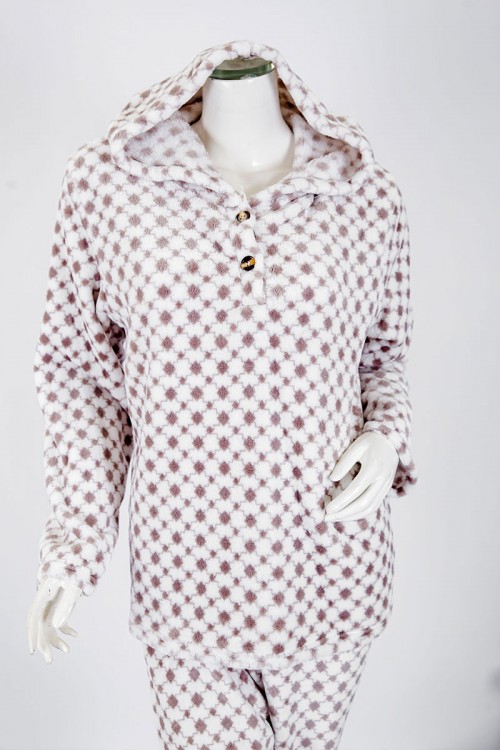 بجامة نسائية شتوية قطعتين لون أبيض منقط بالبني بلوزة بياقة بقبعة متصلة و أزرار و أكمام طويلة مع بنطلون طويل