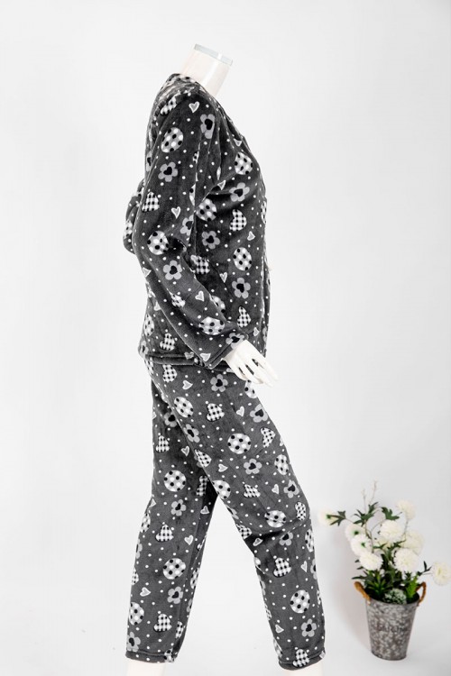 بجامة نسائية شتوية قطعتين لون رصاصي بلوزة بياقة دائرية و أزرار و بأكمام طويلة مع بنطلون طويل