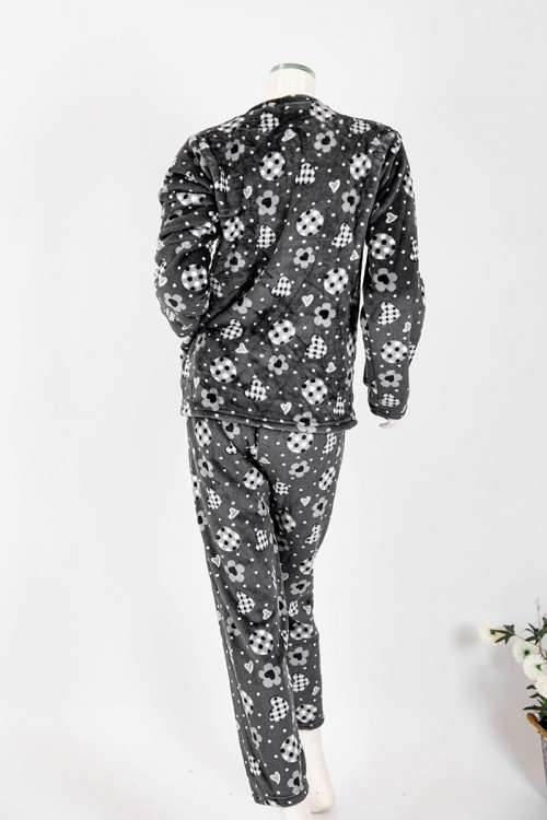 بجامة نسائية شتوية قطعتين لون رصاصي بلوزة بياقة دائرية و أزرار و بأكمام طويلة مع بنطلون طويل