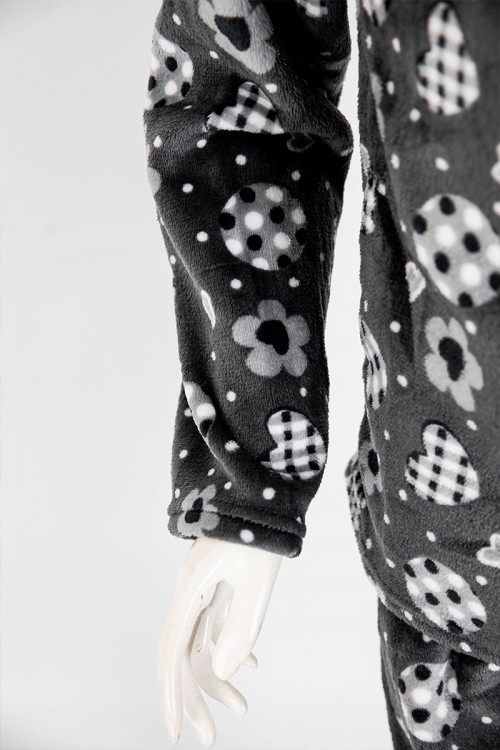 بجامة نسائية شتوية قطعتين لون رصاصي بلوزة بياقة دائرية و أزرار و بأكمام طويلة مع بنطلون طويل