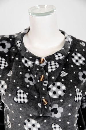 بجامة نسائية شتوية قطعتين لون رصاصي بلوزة بياقة دائرية و أزرار و بأكمام طويلة مع بنطلون طويل 