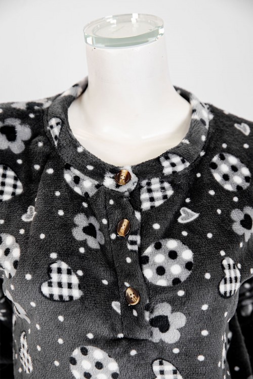 بجامة نسائية شتوية قطعتين لون رصاصي بلوزة بياقة دائرية و أزرار و بأكمام طويلة مع بنطلون طويل