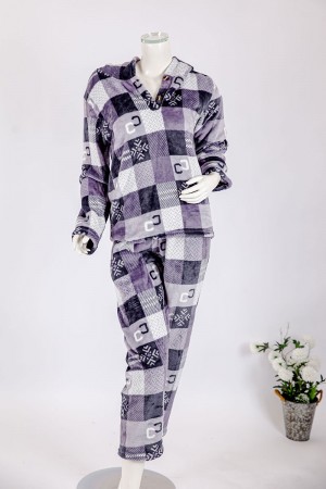 بجامة نسائية شتوية قطعتين مطبوعة بنقشة مربعات متداخلة بتدرجات اللون الموف ياقة بقبعة متصلة و أزرار و بأكمام طويلة مع بنطلون طويل 