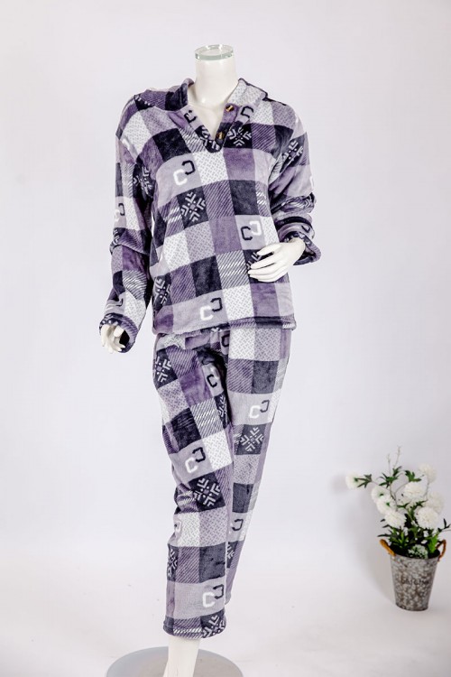 بجامة نسائية شتوية قطعتين مطبوعة بنقشة مربعات متداخلة بتدرجات اللون الموف ياقة بقبعة متصلة و أزرار و بأكمام طويلة مع بنطلون طويل