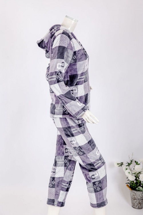 بجامة نسائية شتوية قطعتين مطبوعة بنقشة مربعات متداخلة بتدرجات اللون الموف ياقة بقبعة متصلة و أزرار و بأكمام طويلة مع بنطلون طويل