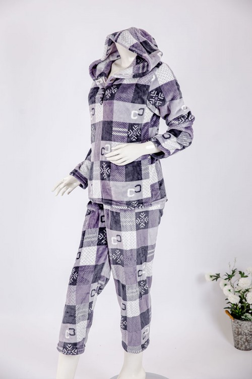 بجامة نسائية شتوية قطعتين مطبوعة بنقشة مربعات متداخلة بتدرجات اللون الموف ياقة بقبعة متصلة و أزرار و بأكمام طويلة مع بنطلون طويل