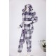 بجامة نسائية شتوية قطعتين مطبوعة بنقشة مربعات متداخلة بتدرجات اللون الموف ياقة بقبعة متصلة و أزرار و بأكمام طويلة مع بنطلون طويل