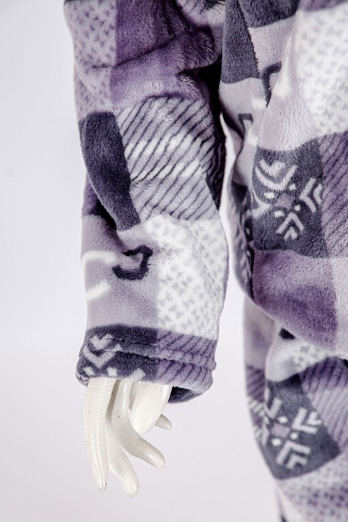 بجامة نسائية شتوية قطعتين مطبوعة بنقشة مربعات متداخلة بتدرجات اللون الموف ياقة بقبعة متصلة و أزرار و بأكمام طويلة مع بنطلون طويل