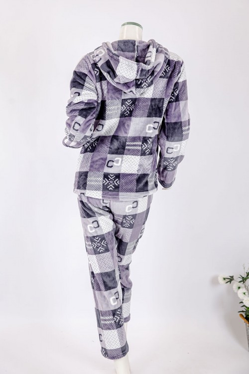 بجامة نسائية شتوية قطعتين مطبوعة بنقشة مربعات متداخلة بتدرجات اللون الموف ياقة بقبعة متصلة و أزرار و بأكمام طويلة مع بنطلون طويل