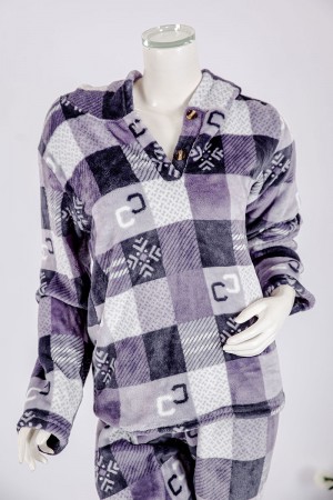 بجامة نسائية شتوية قطعتين مطبوعة بنقشة مربعات متداخلة بتدرجات اللون الموف ياقة بقبعة متصلة و أزرار و بأكمام طويلة مع بنطلون طويل 