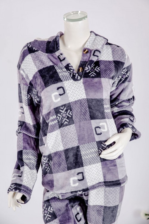 بجامة نسائية شتوية قطعتين مطبوعة بنقشة مربعات متداخلة بتدرجات اللون الموف ياقة بقبعة متصلة و أزرار و بأكمام طويلة مع بنطلون طويل