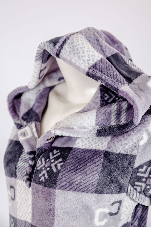 بجامة نسائية شتوية قطعتين مطبوعة بنقشة مربعات متداخلة بتدرجات اللون الموف ياقة بقبعة متصلة و أزرار و بأكمام طويلة مع بنطلون طويل