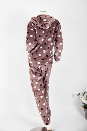 بجامة نسائية شتوية قطعتين لون بني منقط ياقة بقبعة متصلة و أزرار و بأكمام طويلة مع بنطلون طويل 