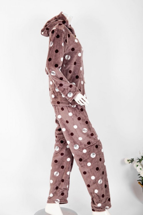 بجامة نسائية شتوية قطعتين لون بني منقط ياقة بقبعة متصلة و أزرار و بأكمام طويلة مع بنطلون طويل