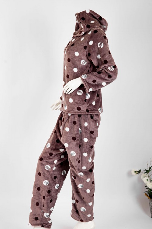 بجامة نسائية شتوية قطعتين لون بني منقط ياقة بقبعة متصلة و أزرار و بأكمام طويلة مع بنطلون طويل