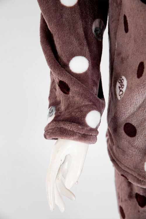 بجامة نسائية شتوية قطعتين لون بني منقط ياقة بقبعة متصلة و أزرار و بأكمام طويلة مع بنطلون طويل