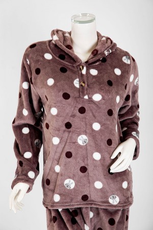 بجامة نسائية شتوية قطعتين لون بني منقط ياقة بقبعة متصلة و أزرار و بأكمام طويلة مع بنطلون طويل 