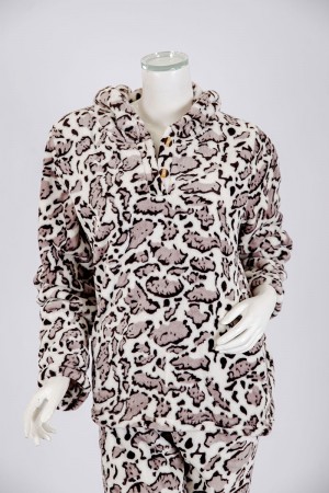 بجامة نسائية شتوية قطعتين لون أبيض نمري بتدرجات اللون البني ياقة بقبعة متصلة و أزرار و بأكمام طويلة مع بنطلون طويل 