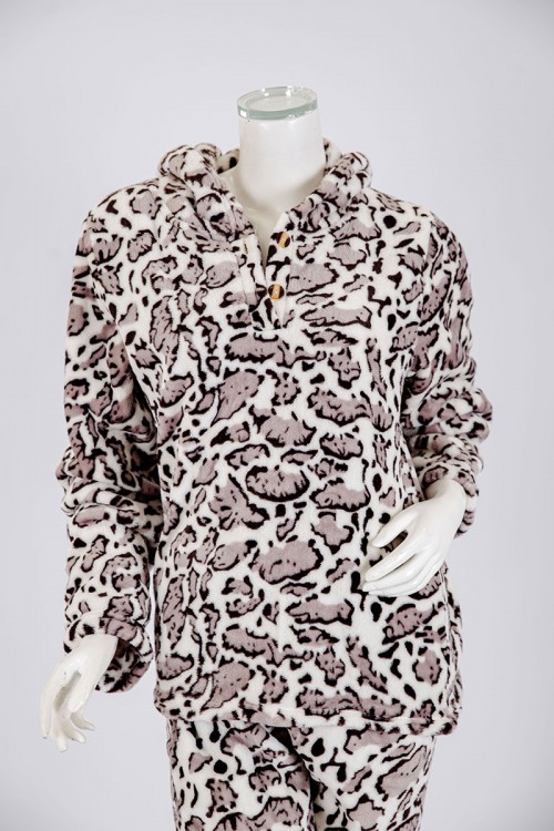 بجامة نسائية شتوية قطعتين لون أبيض نمري بتدرجات اللون البني ياقة بقبعة متصلة و أزرار و بأكمام طويلة مع بنطلون طويل