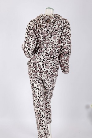 بجامة نسائية شتوية قطعتين لون أبيض نمري بتدرجات اللون البني ياقة بقبعة متصلة و أزرار و بأكمام طويلة مع بنطلون طويل 