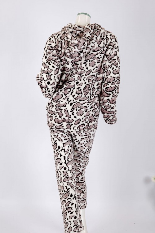 بجامة نسائية شتوية قطعتين لون أبيض نمري بتدرجات اللون البني ياقة بقبعة متصلة و أزرار و بأكمام طويلة مع بنطلون طويل