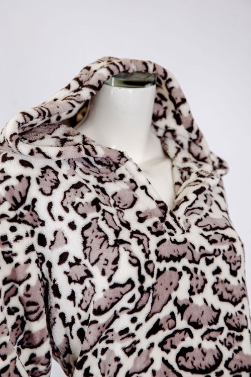 بجامة نسائية شتوية قطعتين لون أبيض نمري بتدرجات اللون البني ياقة بقبعة متصلة و أزرار و بأكمام طويلة مع بنطلون طويل