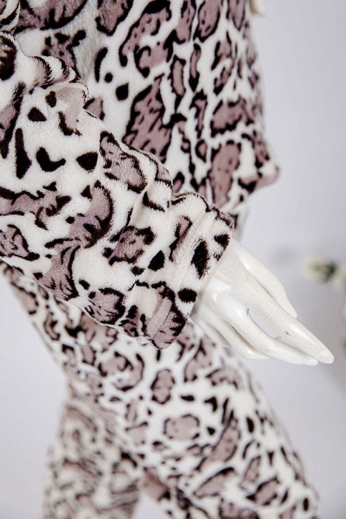 بجامة نسائية شتوية قطعتين لون أبيض نمري بتدرجات اللون البني ياقة بقبعة متصلة و أزرار و بأكمام طويلة مع بنطلون طويل