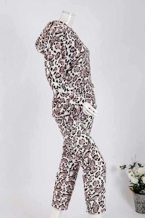 بجامة نسائية شتوية قطعتين لون أبيض نمري بتدرجات اللون البني ياقة بقبعة متصلة و أزرار و بأكمام طويلة مع بنطلون طويل