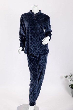 بجامة نسائية شتوية قطعتين لون كحلي بنقوش بلوزة بياقة عالية و أزرار و بأكمام طويلة مع بنطلون طويل 