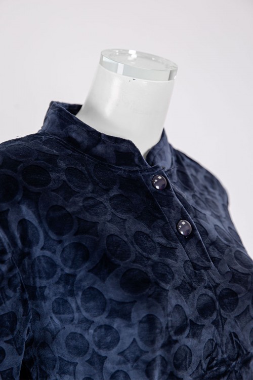 بجامة نسائية شتوية قطعتين لون كحلي بنقوش بلوزة بياقة عالية و أزرار و بأكمام طويلة مع بنطلون طويل