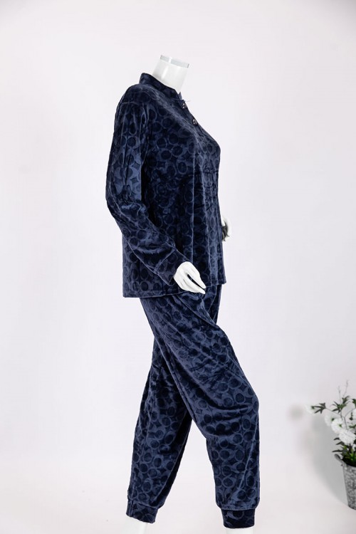 بجامة نسائية شتوية قطعتين لون كحلي بنقوش بلوزة بياقة عالية و أزرار و بأكمام طويلة مع بنطلون طويل