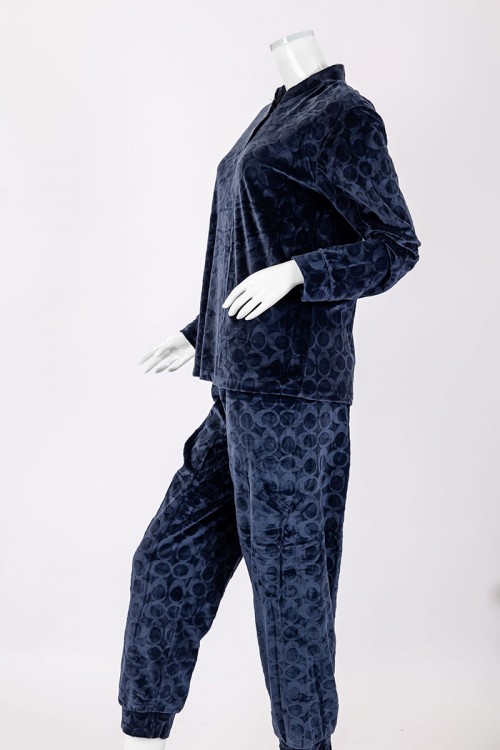 بجامة نسائية شتوية قطعتين لون كحلي بنقوش بلوزة بياقة عالية و أزرار و بأكمام طويلة مع بنطلون طويل