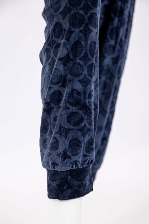 بجامة نسائية شتوية قطعتين لون كحلي بنقوش بلوزة بياقة عالية و أزرار و بأكمام طويلة مع بنطلون طويل