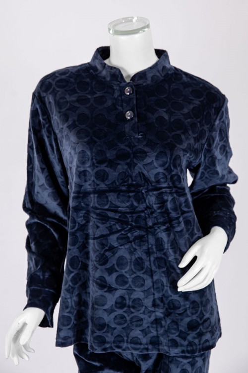 بجامة نسائية شتوية قطعتين لون كحلي بنقوش بلوزة بياقة عالية و أزرار و بأكمام طويلة مع بنطلون طويل