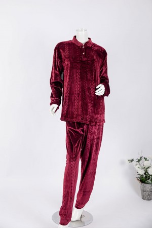 بجامة نسائية شتوية قطعتين لون عودي بنقوش بلوزة بياقة عالية و أزرار و بأكمام طويلة مع بنطلون طويل 