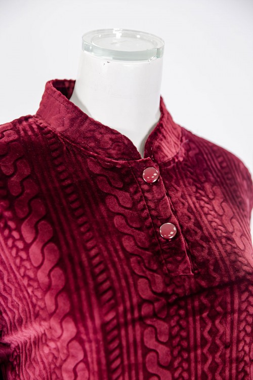 بجامة نسائية شتوية قطعتين لون عودي بنقوش بلوزة بياقة عالية و أزرار و بأكمام طويلة مع بنطلون طويل