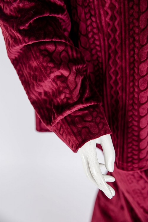 بجامة نسائية شتوية قطعتين لون عودي بنقوش بلوزة بياقة عالية و أزرار و بأكمام طويلة مع بنطلون طويل