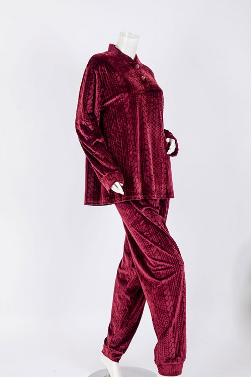 بجامة نسائية شتوية قطعتين لون عودي بنقوش بلوزة بياقة عالية و أزرار و بأكمام طويلة مع بنطلون طويل