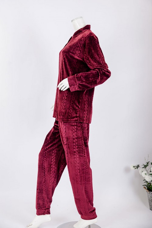 بجامة نسائية شتوية قطعتين لون عودي بنقوش بلوزة بياقة عالية و أزرار و بأكمام طويلة مع بنطلون طويل