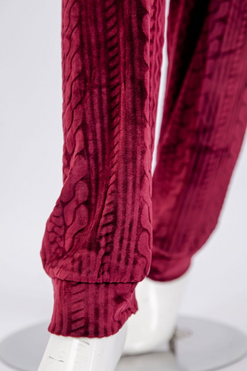 بجامة نسائية شتوية قطعتين لون عودي بنقوش بلوزة بياقة عالية و أزرار و بأكمام طويلة مع بنطلون طويل