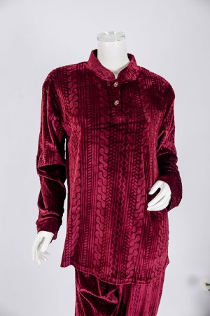 بجامة نسائية شتوية قطعتين لون عودي بنقوش بلوزة بياقة عالية و أزرار و بأكمام طويلة مع بنطلون طويل 